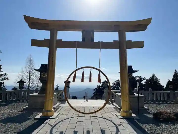 秋葉山本宮 秋葉神社 上社の{uncategorized: "未分類", other: "その他", undefined: "問題あり", building: "その他建物", grave: "お墓", sacred_gate: "鳥居", guardian: "狛犬", statue: "像", buddha: "仏像", history: "歴史", nature: "自然", garden: "庭園", animal: "動物", pagoda: "塔", temizu: "手水舎", mountain_gate: "山門・神門", sanctuary: "本殿・本堂", subordinate: "末社・摂社", art: "芸術", scenery: "景色", jizo: "地蔵", ema: "絵馬", goshuin: "御朱印", omikuji: "おみくじ", items: "授与品その他", amulet: "お守り", goshuincho: "御朱印帳", eats: "食事", festival: "お祭り", votive_dance: "神楽", shichigosan: "七五三参", wedding: "結婚式", experience: "体験その他", initially: "初詣", around: "周辺", anti_infection: "感染症対策"}