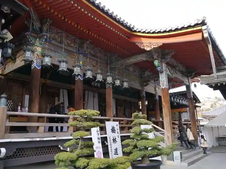 中山寺の本殿・本堂
