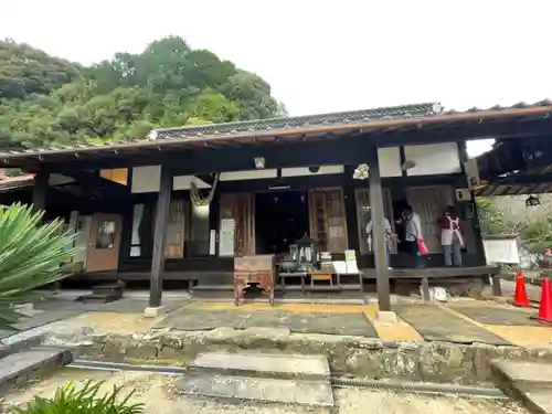 瑠璃光寺の本殿