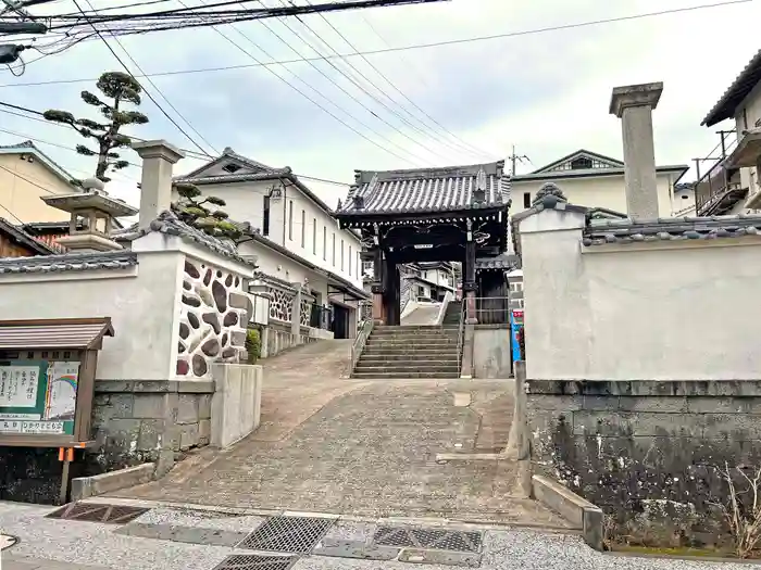 光源寺の山門