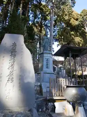 身延山奥之院思親閣の像