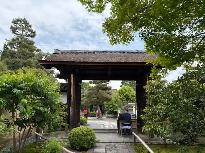 興臨院の{uncategorized: "未分類", other: "その他", undefined: "問題あり", building: "その他建物", grave: "お墓", sacred_gate: "鳥居", guardian: "狛犬", statue: "像", buddha: "仏像", history: "歴史", nature: "自然", garden: "庭園", animal: "動物", pagoda: "塔", temizu: "手水舎", mountain_gate: "山門・神門", sanctuary: "本殿・本堂", subordinate: "末社・摂社", art: "芸術", scenery: "景色", jizo: "地蔵", ema: "絵馬", goshuin: "御朱印", omikuji: "おみくじ", items: "授与品その他", amulet: "お守り", goshuincho: "御朱印帳", eats: "食事", festival: "お祭り", votive_dance: "神楽", shichigosan: "七五三参", wedding: "結婚式", experience: "体験その他", initially: "初詣", around: "周辺", anti_infection: "感染症対策"}
