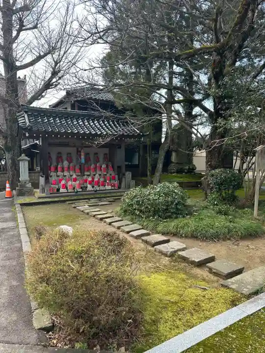 宝円寺の{uncategorized: "未分類", other: "その他", undefined: "問題あり", building: "その他建物", grave: "お墓", sacred_gate: "鳥居", guardian: "狛犬", statue: "像", buddha: "仏像", history: "歴史", nature: "自然", garden: "庭園", animal: "動物", pagoda: "塔", temizu: "手水舎", mountain_gate: "山門・神門", sanctuary: "本殿・本堂", subordinate: "末社・摂社", art: "芸術", scenery: "景色", jizo: "地蔵", ema: "絵馬", goshuin: "御朱印", omikuji: "おみくじ", items: "授与品その他", amulet: "お守り", goshuincho: "御朱印帳", eats: "食事", festival: "お祭り", votive_dance: "神楽", shichigosan: "七五三参", wedding: "結婚式", experience: "体験その他", initially: "初詣", around: "周辺", anti_infection: "感染症対策"}