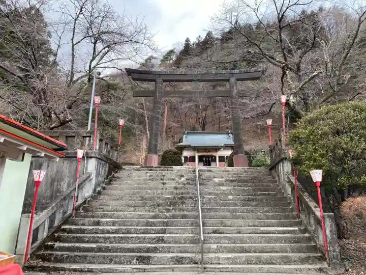 藤原町護国神社の{uncategorized: "未分類", other: "その他", undefined: "問題あり", building: "その他建物", grave: "お墓", sacred_gate: "鳥居", guardian: "狛犬", statue: "像", buddha: "仏像", history: "歴史", nature: "自然", garden: "庭園", animal: "動物", pagoda: "塔", temizu: "手水舎", mountain_gate: "山門・神門", sanctuary: "本殿・本堂", subordinate: "末社・摂社", art: "芸術", scenery: "景色", jizo: "地蔵", ema: "絵馬", goshuin: "御朱印", omikuji: "おみくじ", items: "授与品その他", amulet: "お守り", goshuincho: "御朱印帳", eats: "食事", festival: "お祭り", votive_dance: "神楽", shichigosan: "七五三参", wedding: "結婚式", experience: "体験その他", initially: "初詣", around: "周辺", anti_infection: "感染症対策"}