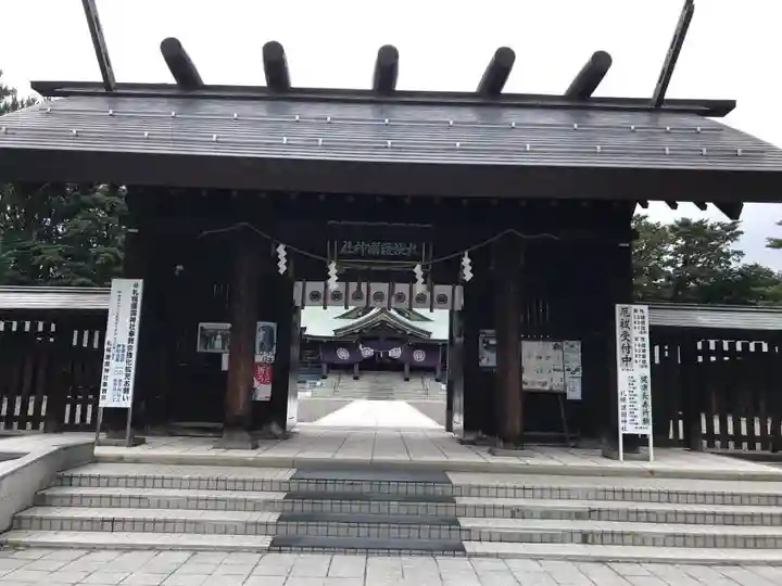 札幌護國神社の山門・神門