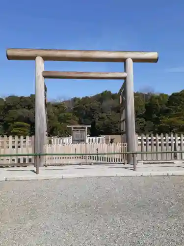 神武天皇陵（畝傍山東北陵）の{uncategorized: "未分類", other: "その他", undefined: "問題あり", building: "その他建物", grave: "お墓", sacred_gate: "鳥居", guardian: "狛犬", statue: "像", buddha: "仏像", history: "歴史", nature: "自然", garden: "庭園", animal: "動物", pagoda: "塔", temizu: "手水舎", mountain_gate: "山門・神門", sanctuary: "本殿・本堂", subordinate: "末社・摂社", art: "芸術", scenery: "景色", jizo: "地蔵", ema: "絵馬", goshuin: "御朱印", omikuji: "おみくじ", items: "授与品その他", amulet: "お守り", goshuincho: "御朱印帳", eats: "食事", festival: "お祭り", votive_dance: "神楽", shichigosan: "七五三参", wedding: "結婚式", experience: "体験その他", initially: "初詣", around: "周辺", anti_infection: "感染症対策"}