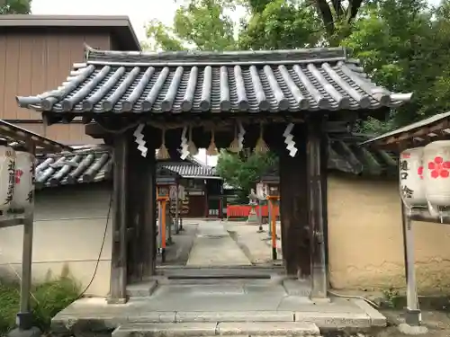 片埜神社の山門