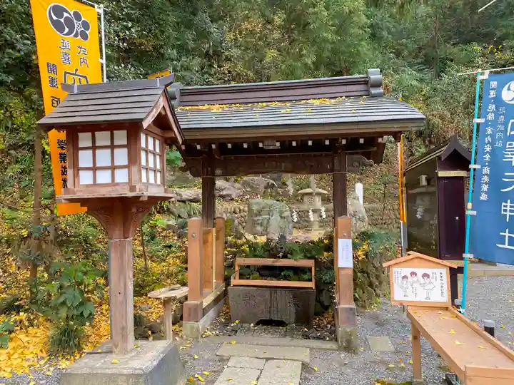 穴澤天神社の手水舎