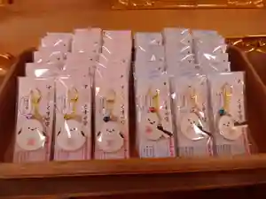 ここ2日間、最低気温が氷点下だった北見市留辺蘂町です。
雪が散らついていた地域もあるそうですよ。
この寒さの中、北海道内は地元北見市や近隣の市街、また釧路や道外からは東京、福岡からもお立ち寄り下さいました皆様、ようこそお参り下さいました。
道外の方は、現地北海道で羽織る上着をダウンジャケットにするか悩まれたそうです。
最低気温が違い過ぎますものね(・_・;)。
屋外にある手水舎は、水道管凍結防止のため元栓を閉めましたので現在から来春4月頃まで使うことが出来ません。
ご理解のほど、よろしくお願いいたします。
さて、明日10月21日から留辺蘂神社オリジナル御守の授与が始まります。
その名も『すえながく幸せ守(しあわせまもり)』です。
シマエナガをモチーフにしており、約半年前から当神社の宮司が考案し、地元留辺蘂町の工房と何度も打合せして漸くお出しする運びとなりました。
『雪の妖精』シマエナガは留辺蘂神社では年間を通して姿を見ることができ、
真冬の厳しい寒さの中でも神様のお膝元で逞しく暮らしています。
「すえながく幸せ守」は留辺蘂が林業・木工の街である事に因み、木材で奉製されている留辺蘂神社オリジナルの御守でございます。
シマエナガの長い尾のように、皆様の幸せが末永くなります事を祈願いたしました。
天然の木材を使用しているため木目が目立ったり、
神職がひとつひとつ心を込めて手作業で奉製しているため
印のかすれや濃淡など個体差があります。
また、手作業のため大量生産はできませんので、折悪く在庫切れの場合はご容赦下さいませ。
ご理解の上、大切にお持ちいただけますと幸いです。