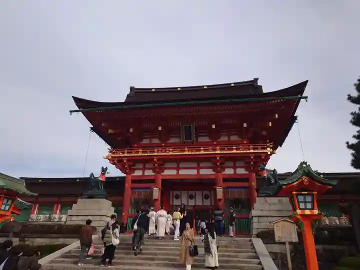 伏見稲荷大社の山門・神門