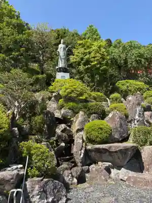 青岸渡寺の{uncategorized: "未分類", other: "その他", undefined: "問題あり", building: "その他建物", grave: "お墓", sacred_gate: "鳥居", guardian: "狛犬", statue: "像", buddha: "仏像", history: "歴史", nature: "自然", garden: "庭園", animal: "動物", pagoda: "塔", temizu: "手水舎", mountain_gate: "山門・神門", sanctuary: "本殿・本堂", subordinate: "末社・摂社", art: "芸術", scenery: "景色", jizo: "地蔵", ema: "絵馬", goshuin: "御朱印", omikuji: "おみくじ", items: "授与品その他", amulet: "お守り", goshuincho: "御朱印帳", eats: "食事", festival: "お祭り", votive_dance: "神楽", shichigosan: "七五三参", wedding: "結婚式", experience: "体験その他", initially: "初詣", around: "周辺", anti_infection: "感染症対策"}