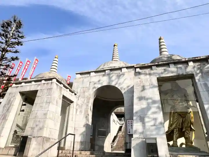 最上稲荷山妙教寺の{uncategorized: "未分類", other: "その他", undefined: "問題あり", building: "その他建物", grave: "お墓", sacred_gate: "鳥居", guardian: "狛犬", statue: "像", buddha: "仏像", history: "歴史", nature: "自然", garden: "庭園", animal: "動物", pagoda: "塔", temizu: "手水舎", mountain_gate: "山門・神門", sanctuary: "本殿・本堂", subordinate: "末社・摂社", art: "芸術", scenery: "景色", jizo: "地蔵", ema: "絵馬", goshuin: "御朱印", omikuji: "おみくじ", items: "授与品その他", amulet: "お守り", goshuincho: "御朱印帳", eats: "食事", festival: "お祭り", votive_dance: "神楽", shichigosan: "七五三参", wedding: "結婚式", experience: "体験その他", initially: "初詣", around: "周辺", anti_infection: "感染症対策"}