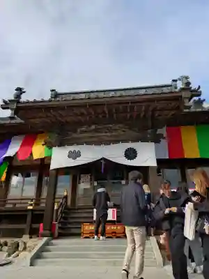 埼玉厄除け開運大師・龍泉寺（切り絵御朱印発祥の寺）の{uncategorized: "未分類", other: "その他", undefined: "問題あり", building: "その他建物", grave: "お墓", sacred_gate: "鳥居", guardian: "狛犬", statue: "像", buddha: "仏像", history: "歴史", nature: "自然", garden: "庭園", animal: "動物", pagoda: "塔", temizu: "手水舎", mountain_gate: "山門・神門", sanctuary: "本殿・本堂", subordinate: "末社・摂社", art: "芸術", scenery: "景色", jizo: "地蔵", ema: "絵馬", goshuin: "御朱印", omikuji: "おみくじ", items: "授与品その他", amulet: "お守り", goshuincho: "御朱印帳", eats: "食事", festival: "お祭り", votive_dance: "神楽", shichigosan: "七五三参", wedding: "結婚式", experience: "体験その他", initially: "初詣", around: "周辺", anti_infection: "感染症対策"}