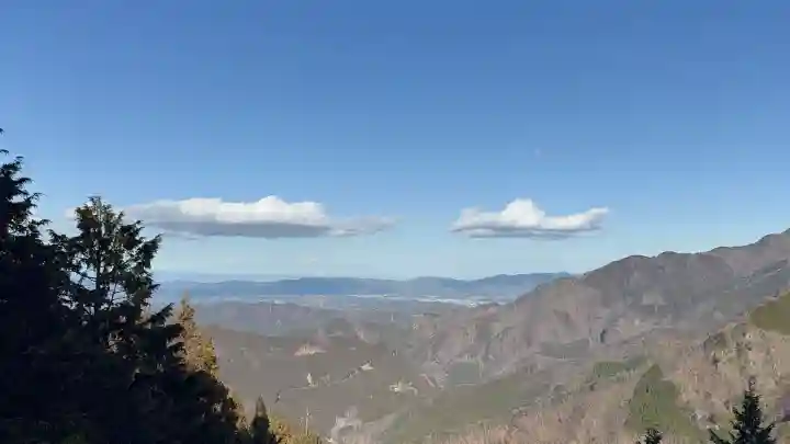 三峯神社の{uncategorized: "未分類", other: "その他", undefined: "問題あり", building: "その他建物", grave: "お墓", sacred_gate: "鳥居", guardian: "狛犬", statue: "像", buddha: "仏像", history: "歴史", nature: "自然", garden: "庭園", animal: "動物", pagoda: "塔", temizu: "手水舎", mountain_gate: "山門・神門", sanctuary: "本殿・本堂", subordinate: "末社・摂社", art: "芸術", scenery: "景色", jizo: "地蔵", ema: "絵馬", goshuin: "御朱印", omikuji: "おみくじ", items: "授与品その他", amulet: "お守り", goshuincho: "御朱印帳", eats: "食事", festival: "お祭り", votive_dance: "神楽", shichigosan: "七五三参", wedding: "結婚式", experience: "体験その他", initially: "初詣", around: "周辺", anti_infection: "感染症対策"}