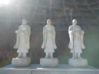 総本山　本福寺の像