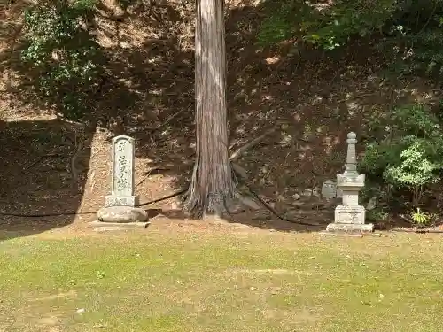 光明寺の{uncategorized: "未分類", other: "その他", undefined: "問題あり", building: "その他建物", grave: "お墓", sacred_gate: "鳥居", guardian: "狛犬", statue: "像", buddha: "仏像", history: "歴史", nature: "自然", garden: "庭園", animal: "動物", pagoda: "塔", temizu: "手水舎", mountain_gate: "山門・神門", sanctuary: "本殿・本堂", subordinate: "末社・摂社", art: "芸術", scenery: "景色", jizo: "地蔵", ema: "絵馬", goshuin: "御朱印", omikuji: "おみくじ", items: "授与品その他", amulet: "お守り", goshuincho: "御朱印帳", eats: "食事", festival: "お祭り", votive_dance: "神楽", shichigosan: "七五三参", wedding: "結婚式", experience: "体験その他", initially: "初詣", around: "周辺", anti_infection: "感染症対策"}