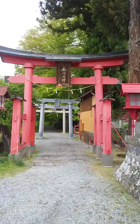 鼻顔稲荷神社の鳥居
