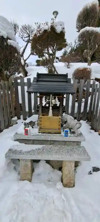 榊山稲荷神社の{uncategorized: "未分類", other: "その他", undefined: "問題あり", building: "その他建物", grave: "お墓", sacred_gate: "鳥居", guardian: "狛犬", statue: "像", buddha: "仏像", history: "歴史", nature: "自然", garden: "庭園", animal: "動物", pagoda: "塔", temizu: "手水舎", mountain_gate: "山門・神門", sanctuary: "本殿・本堂", subordinate: "末社・摂社", art: "芸術", scenery: "景色", jizo: "地蔵", ema: "絵馬", goshuin: "御朱印", omikuji: "おみくじ", items: "授与品その他", amulet: "お守り", goshuincho: "御朱印帳", eats: "食事", festival: "お祭り", votive_dance: "神楽", shichigosan: "七五三参", wedding: "結婚式", experience: "体験その他", initially: "初詣", around: "周辺", anti_infection: "感染症対策"}