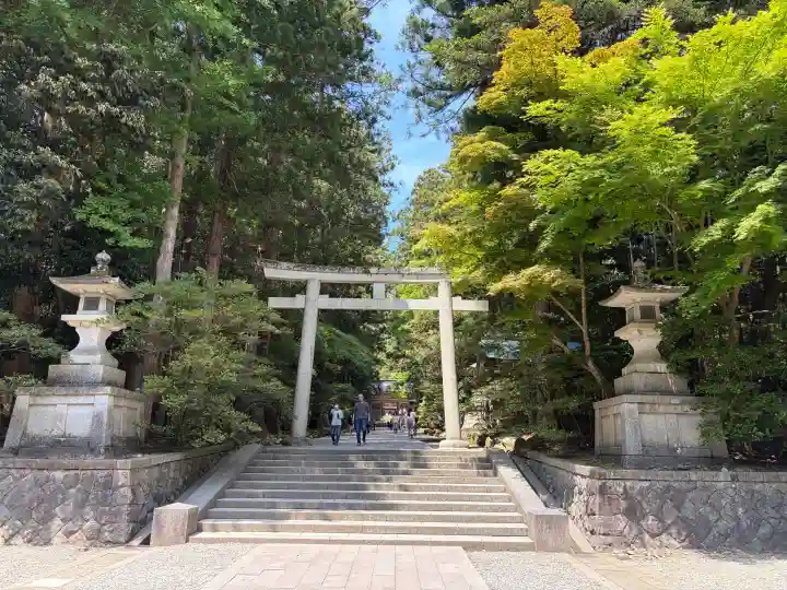 彌彦神社の{uncategorized: "未分類", other: "その他", undefined: "問題あり", building: "その他建物", grave: "お墓", sacred_gate: "鳥居", guardian: "狛犬", statue: "像", buddha: "仏像", history: "歴史", nature: "自然", garden: "庭園", animal: "動物", pagoda: "塔", temizu: "手水舎", mountain_gate: "山門・神門", sanctuary: "本殿・本堂", subordinate: "末社・摂社", art: "芸術", scenery: "景色", jizo: "地蔵", ema: "絵馬", goshuin: "御朱印", omikuji: "おみくじ", items: "授与品その他", amulet: "お守り", goshuincho: "御朱印帳", eats: "食事", festival: "お祭り", votive_dance: "神楽", shichigosan: "七五三参", wedding: "結婚式", experience: "体験その他", initially: "初詣", around: "周辺", anti_infection: "感染症対策"}
