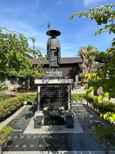 覚王寺の像