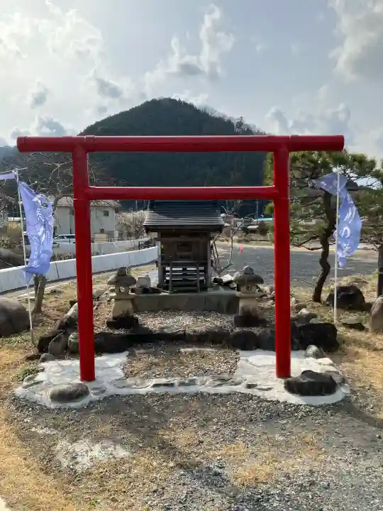 鮎神社の{uncategorized: "未分類", other: "その他", undefined: "問題あり", building: "その他建物", grave: "お墓", sacred_gate: "鳥居", guardian: "狛犬", statue: "像", buddha: "仏像", history: "歴史", nature: "自然", garden: "庭園", animal: "動物", pagoda: "塔", temizu: "手水舎", mountain_gate: "山門・神門", sanctuary: "本殿・本堂", subordinate: "末社・摂社", art: "芸術", scenery: "景色", jizo: "地蔵", ema: "絵馬", goshuin: "御朱印", omikuji: "おみくじ", items: "授与品その他", amulet: "お守り", goshuincho: "御朱印帳", eats: "食事", festival: "お祭り", votive_dance: "神楽", shichigosan: "七五三参", wedding: "結婚式", experience: "体験その他", initially: "初詣", around: "周辺", anti_infection: "感染症対策"}