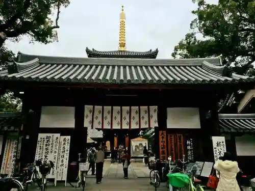 法楽寺の山門