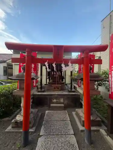 穏田出世稲荷神社の{uncategorized: "未分類", other: "その他", undefined: "問題あり", building: "その他建物", grave: "お墓", sacred_gate: "鳥居", guardian: "狛犬", statue: "像", buddha: "仏像", history: "歴史", nature: "自然", garden: "庭園", animal: "動物", pagoda: "塔", temizu: "手水舎", mountain_gate: "山門・神門", sanctuary: "本殿・本堂", subordinate: "末社・摂社", art: "芸術", scenery: "景色", jizo: "地蔵", ema: "絵馬", goshuin: "御朱印", omikuji: "おみくじ", items: "授与品その他", amulet: "お守り", goshuincho: "御朱印帳", eats: "食事", festival: "お祭り", votive_dance: "神楽", shichigosan: "七五三参", wedding: "結婚式", experience: "体験その他", initially: "初詣", around: "周辺", anti_infection: "感染症対策"}