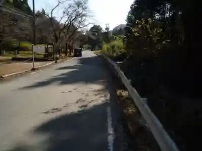 皆沢八幡宮本殿の周辺