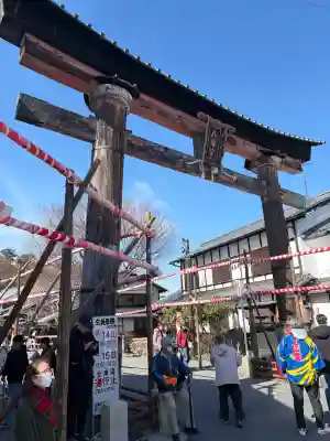 日牟禮八幡宮の{uncategorized: "未分類", other: "その他", undefined: "問題あり", building: "その他建物", grave: "お墓", sacred_gate: "鳥居", guardian: "狛犬", statue: "像", buddha: "仏像", history: "歴史", nature: "自然", garden: "庭園", animal: "動物", pagoda: "塔", temizu: "手水舎", mountain_gate: "山門・神門", sanctuary: "本殿・本堂", subordinate: "末社・摂社", art: "芸術", scenery: "景色", jizo: "地蔵", ema: "絵馬", goshuin: "御朱印", omikuji: "おみくじ", items: "授与品その他", amulet: "お守り", goshuincho: "御朱印帳", eats: "食事", festival: "お祭り", votive_dance: "神楽", shichigosan: "七五三参", wedding: "結婚式", experience: "体験その他", initially: "初詣", around: "周辺", anti_infection: "感染症対策"}
