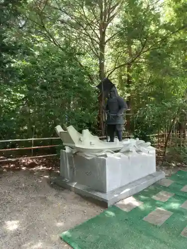 穂高神社本宮の像