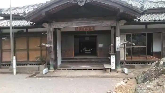 興山寺の本殿