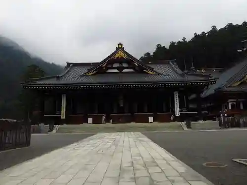 久遠寺の本殿