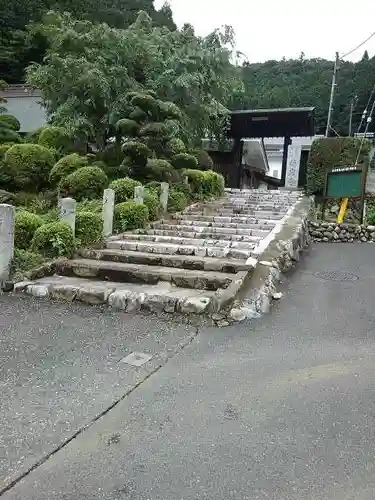 梅岩寺の山門