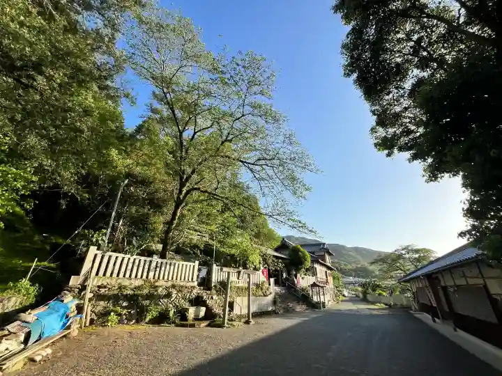 蟻通神社の{uncategorized: "未分類", other: "その他", undefined: "問題あり", building: "その他建物", grave: "お墓", sacred_gate: "鳥居", guardian: "狛犬", statue: "像", buddha: "仏像", history: "歴史", nature: "自然", garden: "庭園", animal: "動物", pagoda: "塔", temizu: "手水舎", mountain_gate: "山門・神門", sanctuary: "本殿・本堂", subordinate: "末社・摂社", art: "芸術", scenery: "景色", jizo: "地蔵", ema: "絵馬", goshuin: "御朱印", omikuji: "おみくじ", items: "授与品その他", amulet: "お守り", goshuincho: "御朱印帳", eats: "食事", festival: "お祭り", votive_dance: "神楽", shichigosan: "七五三参", wedding: "結婚式", experience: "体験その他", initially: "初詣", around: "周辺", anti_infection: "感染症対策"}