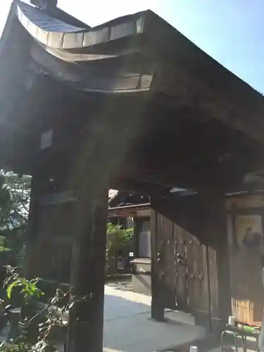 谷性寺の山門