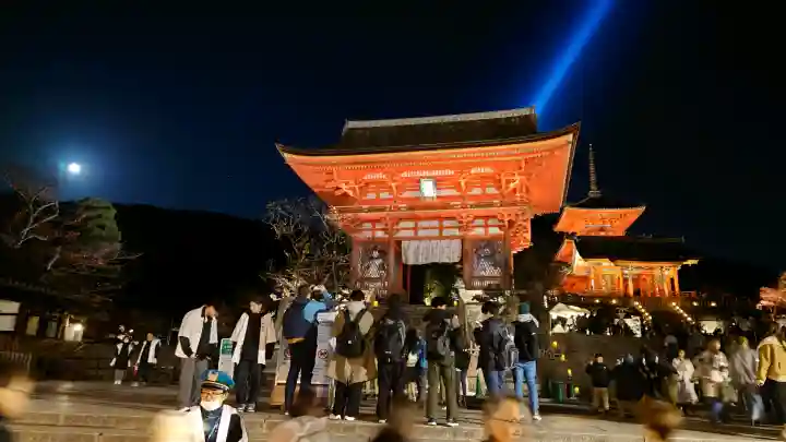 清水寺の{uncategorized: "未分類", other: "その他", undefined: "問題あり", building: "その他建物", grave: "お墓", sacred_gate: "鳥居", guardian: "狛犬", statue: "像", buddha: "仏像", history: "歴史", nature: "自然", garden: "庭園", animal: "動物", pagoda: "塔", temizu: "手水舎", mountain_gate: "山門・神門", sanctuary: "本殿・本堂", subordinate: "末社・摂社", art: "芸術", scenery: "景色", jizo: "地蔵", ema: "絵馬", goshuin: "御朱印", omikuji: "おみくじ", items: "授与品その他", amulet: "お守り", goshuincho: "御朱印帳", eats: "食事", festival: "お祭り", votive_dance: "神楽", shichigosan: "七五三参", wedding: "結婚式", experience: "体験その他", initially: "初詣", around: "周辺", anti_infection: "感染症対策"}