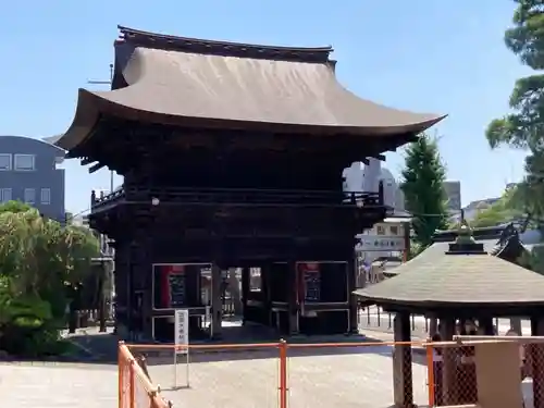 高幡不動尊　金剛寺の山門