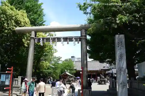 浅草神社の鳥居