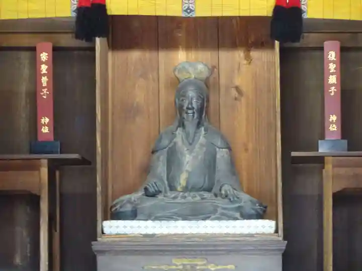 正一位霊験稲荷社の像