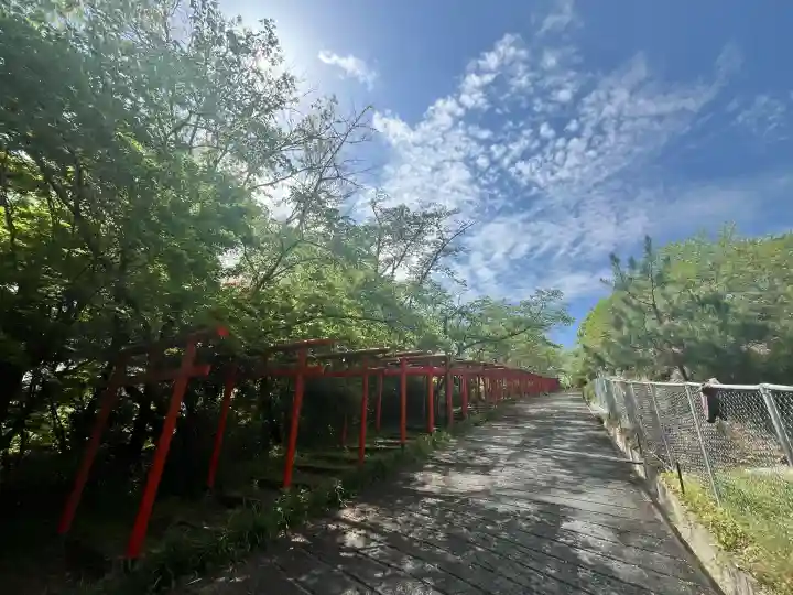 丸高稲荷神社の{uncategorized: "未分類", other: "その他", undefined: "問題あり", building: "その他建物", grave: "お墓", sacred_gate: "鳥居", guardian: "狛犬", statue: "像", buddha: "仏像", history: "歴史", nature: "自然", garden: "庭園", animal: "動物", pagoda: "塔", temizu: "手水舎", mountain_gate: "山門・神門", sanctuary: "本殿・本堂", subordinate: "末社・摂社", art: "芸術", scenery: "景色", jizo: "地蔵", ema: "絵馬", goshuin: "御朱印", omikuji: "おみくじ", items: "授与品その他", amulet: "お守り", goshuincho: "御朱印帳", eats: "食事", festival: "お祭り", votive_dance: "神楽", shichigosan: "七五三参", wedding: "結婚式", experience: "体験その他", initially: "初詣", around: "周辺", anti_infection: "感染症対策"}