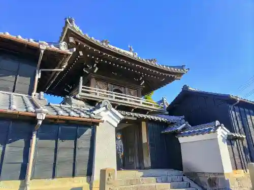 普門寺の山門