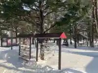 北広島市総鎮守 廣島神社の{uncategorized: "未分類", other: "その他", undefined: "問題あり", building: "その他建物", grave: "お墓", sacred_gate: "鳥居", guardian: "狛犬", statue: "像", buddha: "仏像", history: "歴史", nature: "自然", garden: "庭園", animal: "動物", pagoda: "塔", temizu: "手水舎", mountain_gate: "山門・神門", sanctuary: "本殿・本堂", subordinate: "末社・摂社", art: "芸術", scenery: "景色", jizo: "地蔵", ema: "絵馬", goshuin: "御朱印", omikuji: "おみくじ", items: "授与品その他", amulet: "お守り", goshuincho: "御朱印帳", eats: "食事", festival: "お祭り", votive_dance: "神楽", shichigosan: "七五三参", wedding: "結婚式", experience: "体験その他", initially: "初詣", around: "周辺", anti_infection: "感染症対策"}