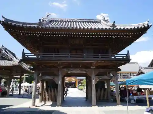 豊川閣　妙厳寺の山門