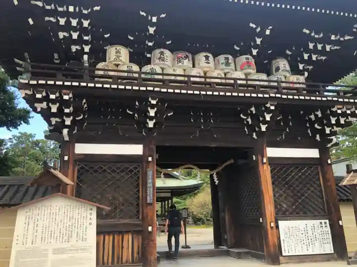 梅宮大社の山門・神門