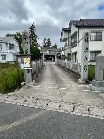 長束神社の{uncategorized: "未分類", other: "その他", undefined: "問題あり", building: "その他建物", grave: "お墓", sacred_gate: "鳥居", guardian: "狛犬", statue: "像", buddha: "仏像", history: "歴史", nature: "自然", garden: "庭園", animal: "動物", pagoda: "塔", temizu: "手水舎", mountain_gate: "山門・神門", sanctuary: "本殿・本堂", subordinate: "末社・摂社", art: "芸術", scenery: "景色", jizo: "地蔵", ema: "絵馬", goshuin: "御朱印", omikuji: "おみくじ", items: "授与品その他", amulet: "お守り", goshuincho: "御朱印帳", eats: "食事", festival: "お祭り", votive_dance: "神楽", shichigosan: "七五三参", wedding: "結婚式", experience: "体験その他", initially: "初詣", around: "周辺", anti_infection: "感染症対策"}