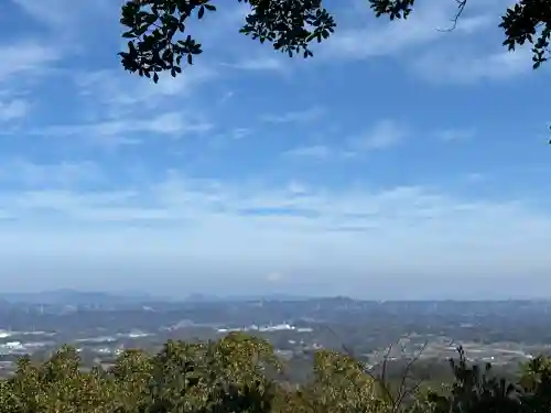 小笠神社の{uncategorized: "未分類", other: "その他", undefined: "問題あり", building: "その他建物", grave: "お墓", sacred_gate: "鳥居", guardian: "狛犬", statue: "像", buddha: "仏像", history: "歴史", nature: "自然", garden: "庭園", animal: "動物", pagoda: "塔", temizu: "手水舎", mountain_gate: "山門・神門", sanctuary: "本殿・本堂", subordinate: "末社・摂社", art: "芸術", scenery: "景色", jizo: "地蔵", ema: "絵馬", goshuin: "御朱印", omikuji: "おみくじ", items: "授与品その他", amulet: "お守り", goshuincho: "御朱印帳", eats: "食事", festival: "お祭り", votive_dance: "神楽", shichigosan: "七五三参", wedding: "結婚式", experience: "体験その他", initially: "初詣", around: "周辺", anti_infection: "感染症対策"}