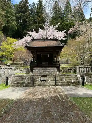 新海三社神社の{uncategorized: "未分類", other: "その他", undefined: "問題あり", building: "その他建物", grave: "お墓", sacred_gate: "鳥居", guardian: "狛犬", statue: "像", buddha: "仏像", history: "歴史", nature: "自然", garden: "庭園", animal: "動物", pagoda: "塔", temizu: "手水舎", mountain_gate: "山門・神門", sanctuary: "本殿・本堂", subordinate: "末社・摂社", art: "芸術", scenery: "景色", jizo: "地蔵", ema: "絵馬", goshuin: "御朱印", omikuji: "おみくじ", items: "授与品その他", amulet: "お守り", goshuincho: "御朱印帳", eats: "食事", festival: "お祭り", votive_dance: "神楽", shichigosan: "七五三参", wedding: "結婚式", experience: "体験その他", initially: "初詣", around: "周辺", anti_infection: "感染症対策"}
