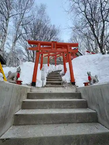 清田稲荷神社の{uncategorized: "未分類", other: "その他", undefined: "問題あり", building: "その他建物", grave: "お墓", sacred_gate: "鳥居", guardian: "狛犬", statue: "像", buddha: "仏像", history: "歴史", nature: "自然", garden: "庭園", animal: "動物", pagoda: "塔", temizu: "手水舎", mountain_gate: "山門・神門", sanctuary: "本殿・本堂", subordinate: "末社・摂社", art: "芸術", scenery: "景色", jizo: "地蔵", ema: "絵馬", goshuin: "御朱印", omikuji: "おみくじ", items: "授与品その他", amulet: "お守り", goshuincho: "御朱印帳", eats: "食事", festival: "お祭り", votive_dance: "神楽", shichigosan: "七五三参", wedding: "結婚式", experience: "体験その他", initially: "初詣", around: "周辺", anti_infection: "感染症対策"}
