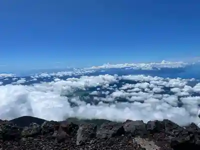 富士山頂上浅間大社奥宮の景色