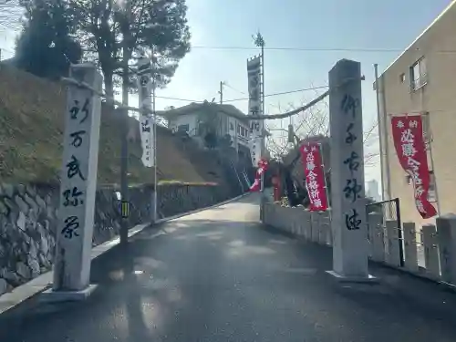 早稲田神社の{uncategorized: "未分類", other: "その他", undefined: "問題あり", building: "その他建物", grave: "お墓", sacred_gate: "鳥居", guardian: "狛犬", statue: "像", buddha: "仏像", history: "歴史", nature: "自然", garden: "庭園", animal: "動物", pagoda: "塔", temizu: "手水舎", mountain_gate: "山門・神門", sanctuary: "本殿・本堂", subordinate: "末社・摂社", art: "芸術", scenery: "景色", jizo: "地蔵", ema: "絵馬", goshuin: "御朱印", omikuji: "おみくじ", items: "授与品その他", amulet: "お守り", goshuincho: "御朱印帳", eats: "食事", festival: "お祭り", votive_dance: "神楽", shichigosan: "七五三参", wedding: "結婚式", experience: "体験その他", initially: "初詣", around: "周辺", anti_infection: "感染症対策"}